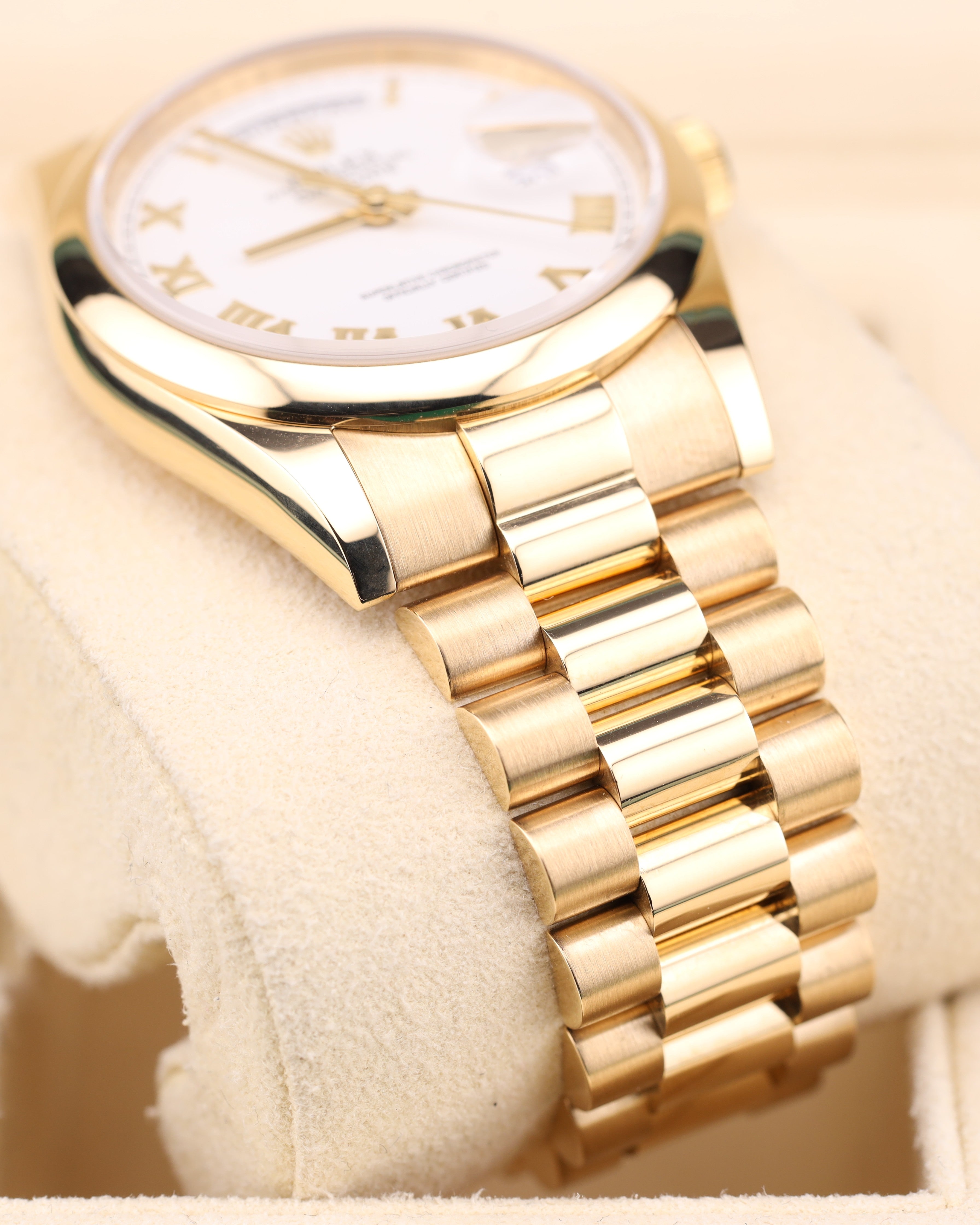 Rolex Day-Date 36 White Roman Dial Yellow Gold President Smooth Bezel 118208