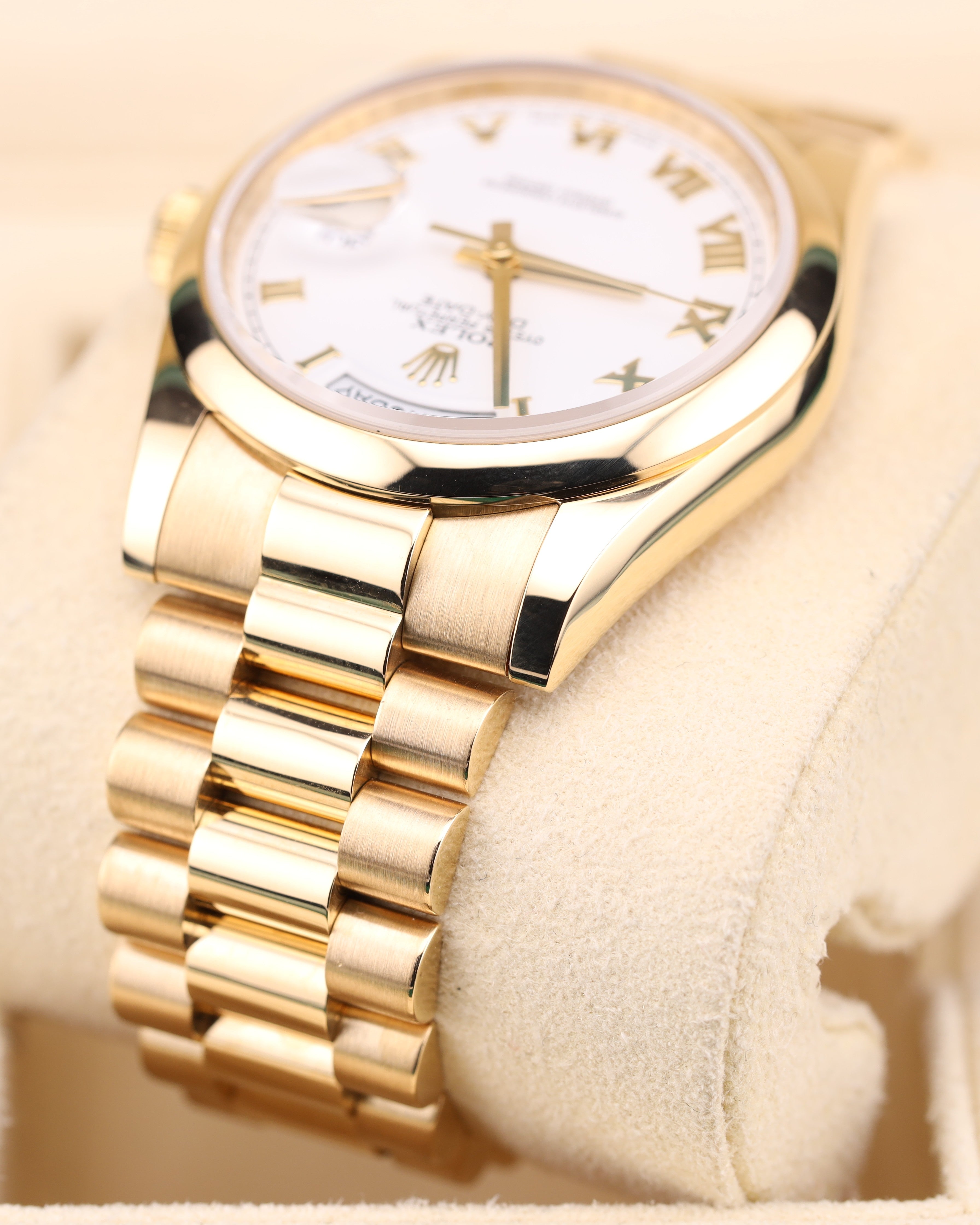 Rolex Day-Date 36 White Roman Dial Yellow Gold President Smooth Bezel 118208