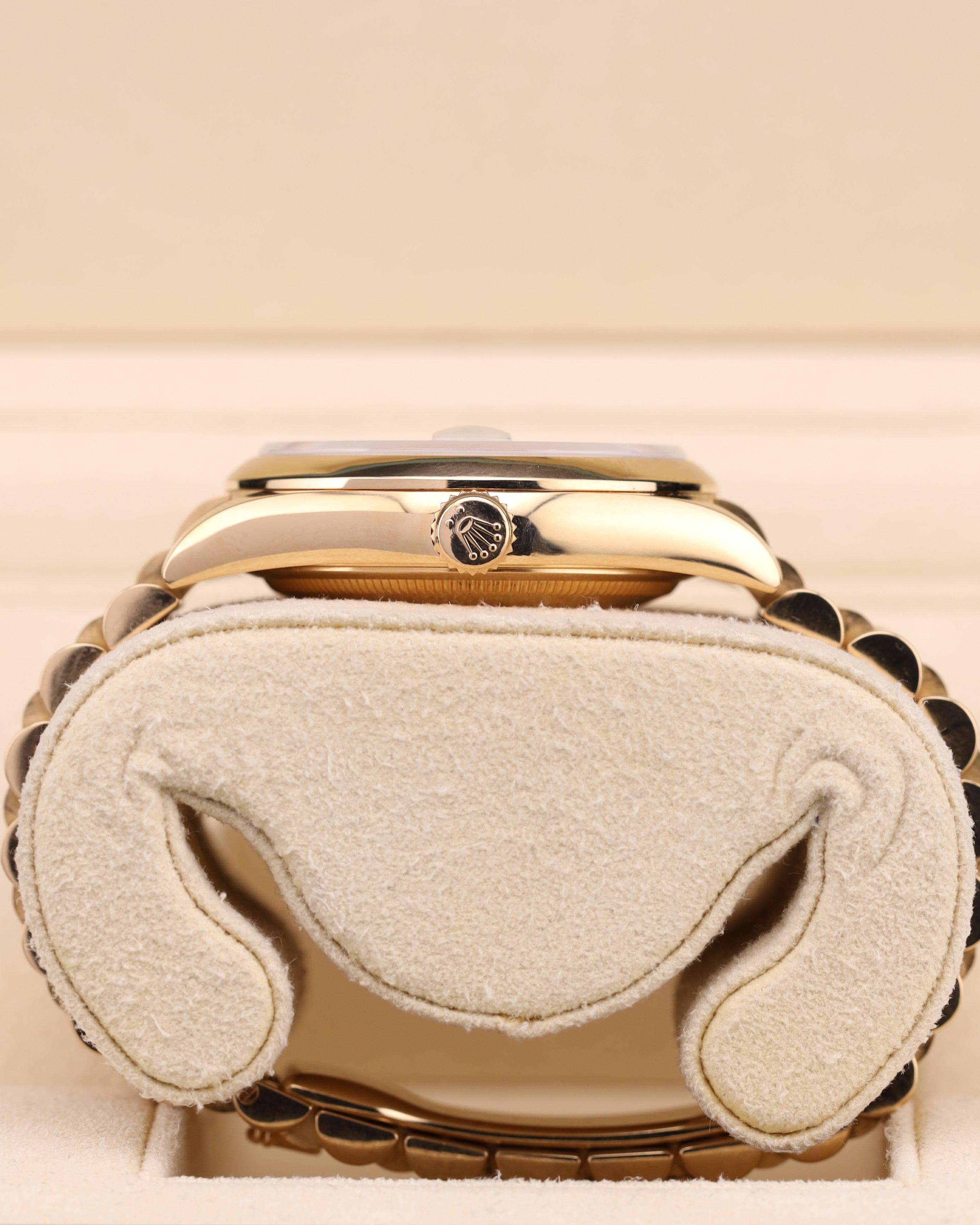 Rolex Day-Date 36 White Roman Dial Yellow Gold President Smooth Bezel 118208