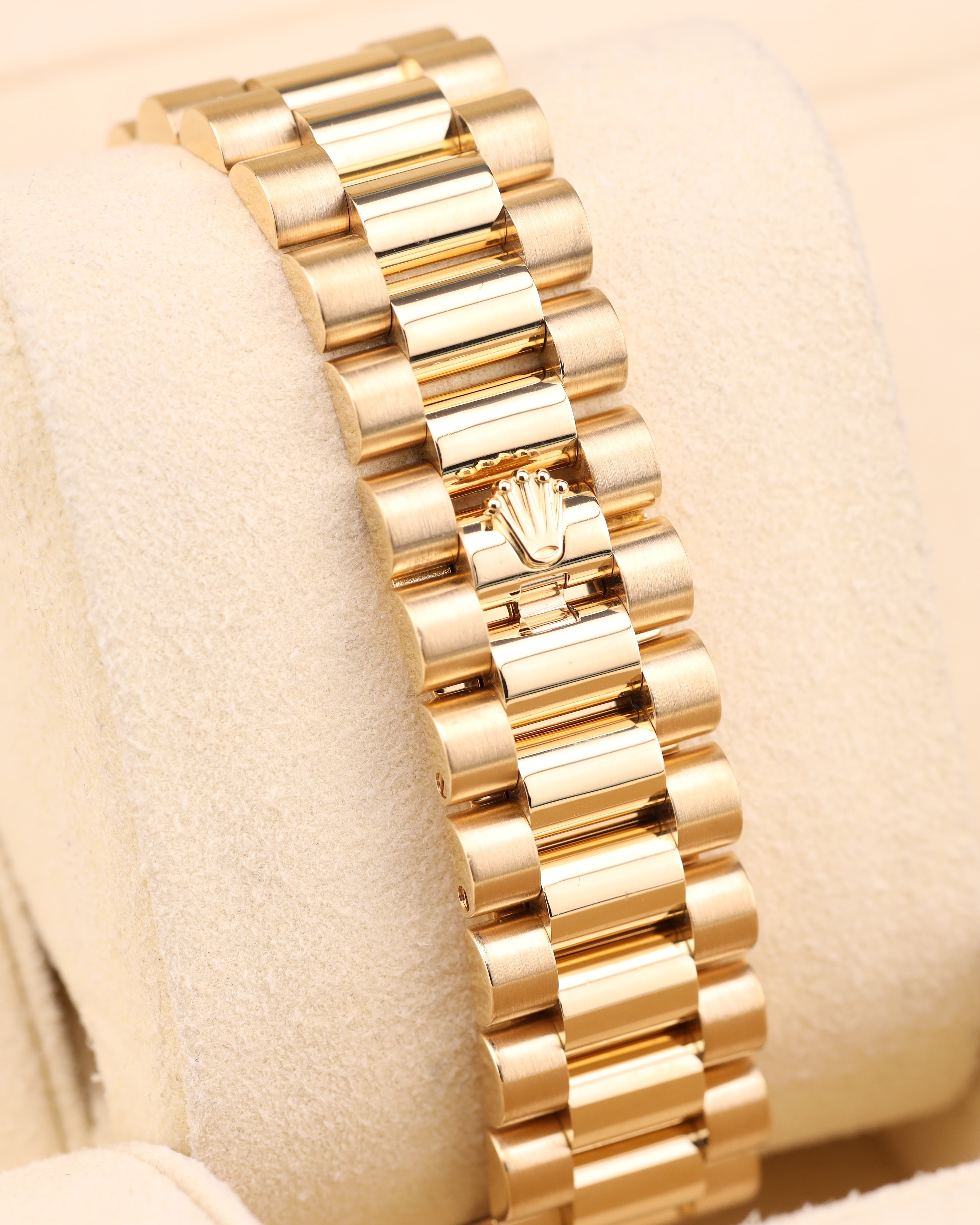 Rolex Day-Date 36 White Roman Dial Yellow Gold President Smooth Bezel 118208
