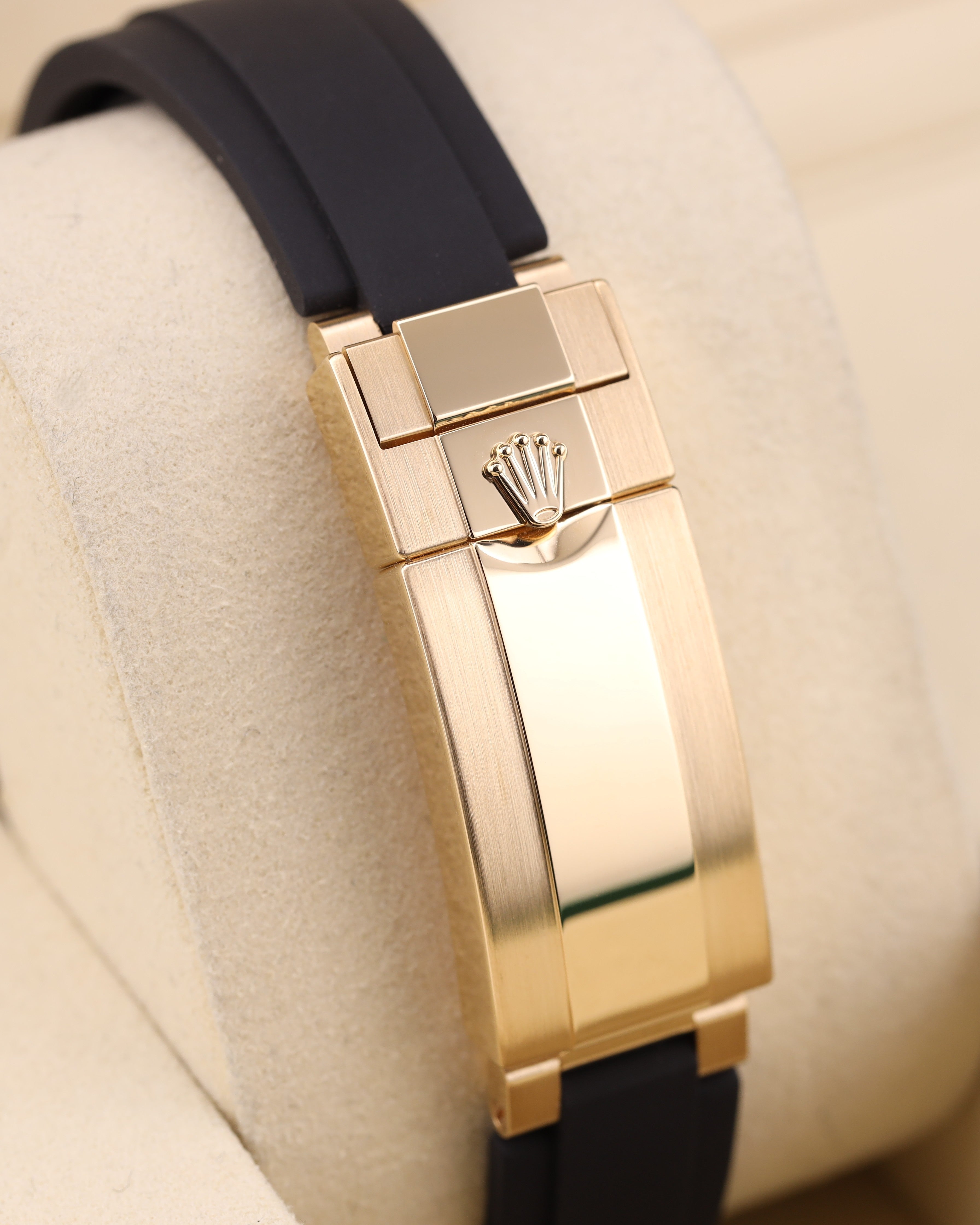 Rolex Yacht-Master 42 Yellow Gold Black Dial Oysterflex 226658 - 2026